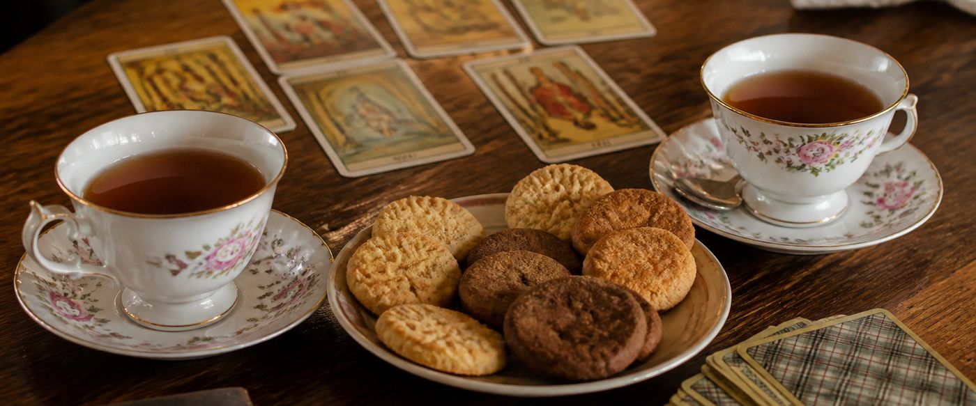 Due tazze di tè e carte dei tarocchi su un tavolo